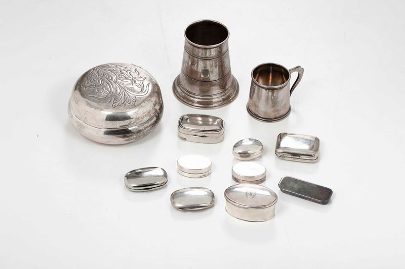 Insieme di oggetti in argento composto da dieci scatoline piccole, una lattiera e un portapenne. XX sedcolo  - Asta Argenti | Cambi Time - Cambi Casa d'Aste
