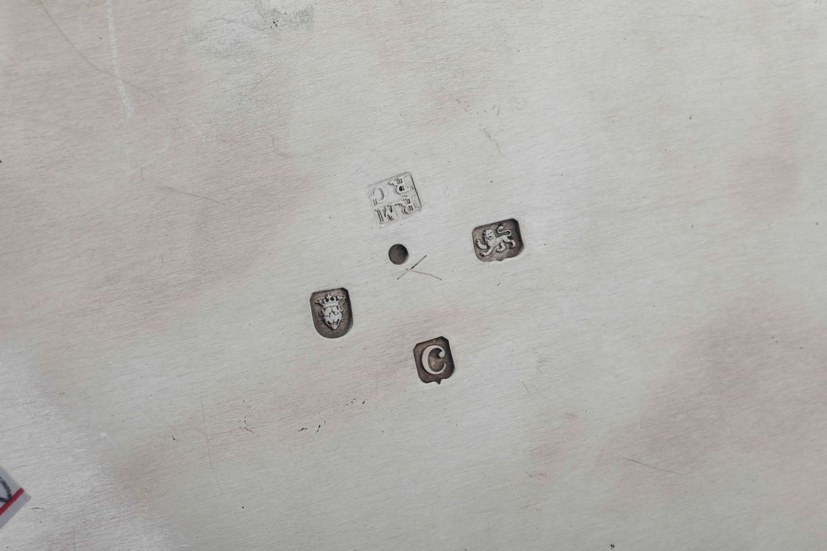 Due Vassoi Ovali in Argento Fuso, Sbalzato e Cesellato. Londra 1778, Argentiere Robert Makepeace ...