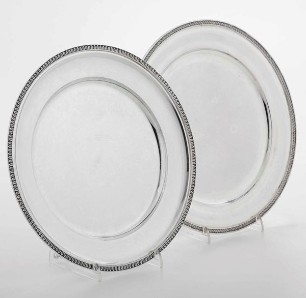 Due piatti tondi in argento. Manifattura italiana del XX secolo, uno argentiere Pradella Milano