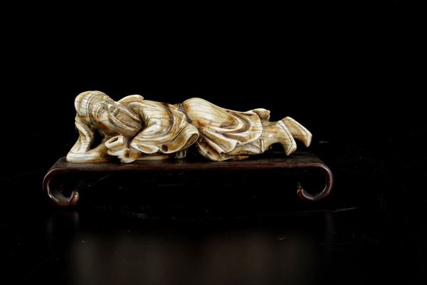 Figura di saggio sdraiato scolpita in avorio, Giappone, periodo Edo (1603-1868)