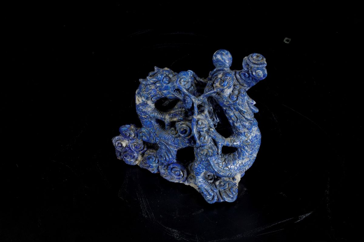 Gruppo Scolpito in Lapislazzulo con Figura di Drago, Cina, XX Secolo