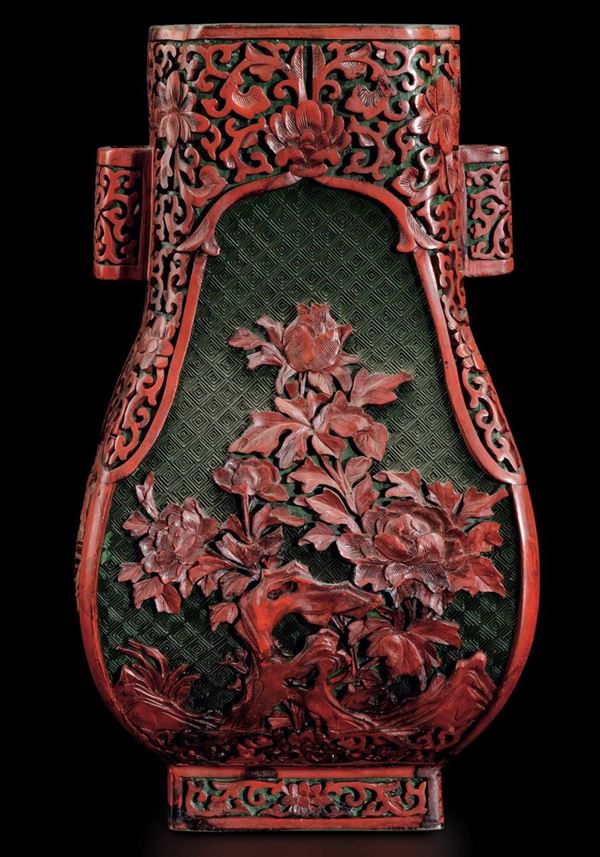 Vaso in lacca a doppia ansa con soggetti naturalistici e decori floreali, Cina, Dinastia Qing, epoca Guangxu (1875-1908)