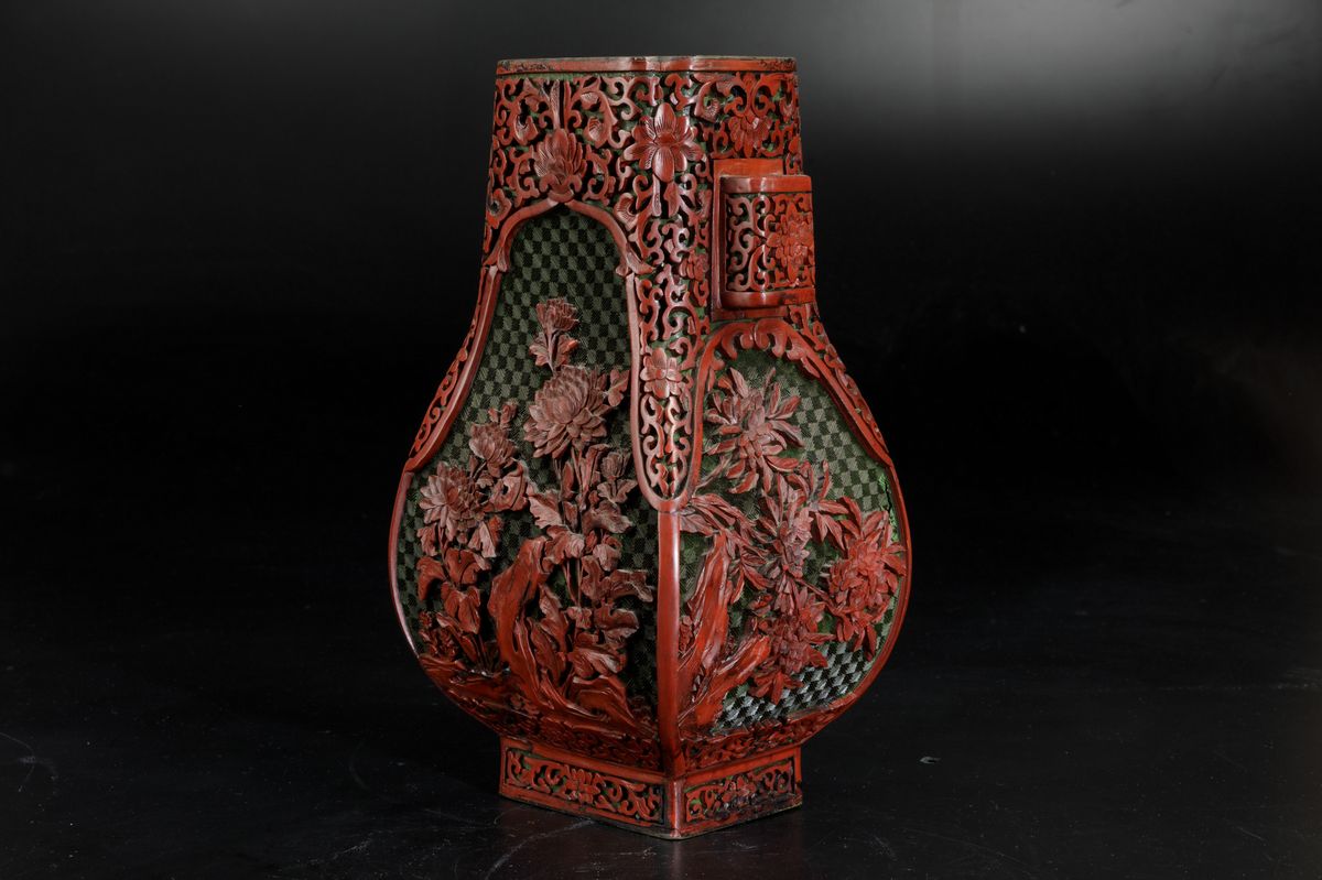 Vaso in Lacca a Doppia Ansa con Soggetti Naturalistici e Decori Floreali, Cina, Dinastia Qing, Ep...
