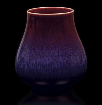 Vaso in Porcellana Flambè sui Toni del Sangue di Bue e del Viola, Cina, Dinastia Qing, Epoca Guan...