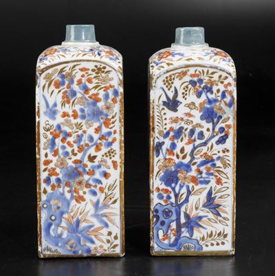 Coppia di Bottiglie Porta Thè in Porcellana Imari con Decori Floreali, Cina, Dinastia Qing, Epoca...