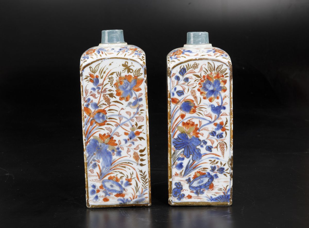 Coppia di Bottiglie Porta Thè in Porcellana Imari con Decori Floreali, Cina, Dinastia Qing, Epoca...