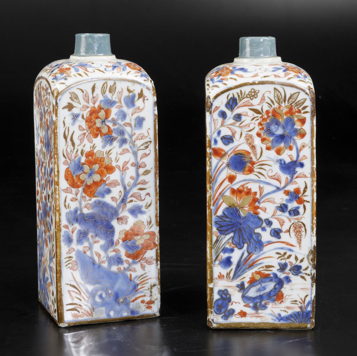 Coppia di Bottiglie Porta Thè in Porcellana Imari con Decori Floreali, Cina, Dinastia Qing, Epoca...