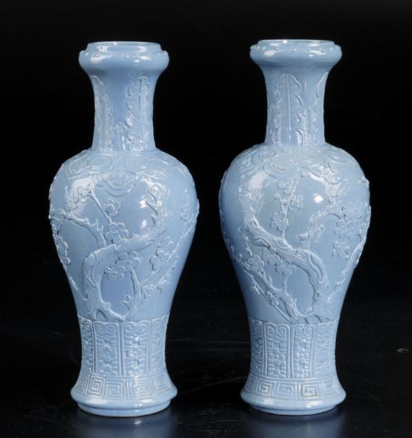 Coppia di vasi in porcellana Claire de Lune con decoro  naturalistico a rilievo, Cina, Dinastia Qing, XIX secolo
