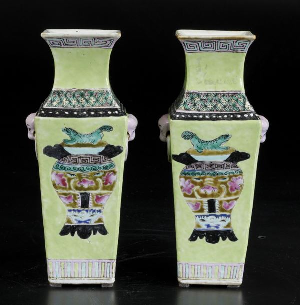 Coppia di piccoli vasi a sezione quadrata in porcellana a smalti policromi con decori naturalistici e mascheroni, Cina, Dinastia Qing, epoca Guangxu (1875-1908)