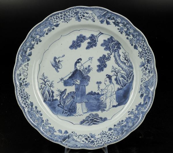 Coppia di grandi piatti in porcellana bianca e blu con figure, Cina, Dinastia Qing, epoca Qianlong (1736-1796)