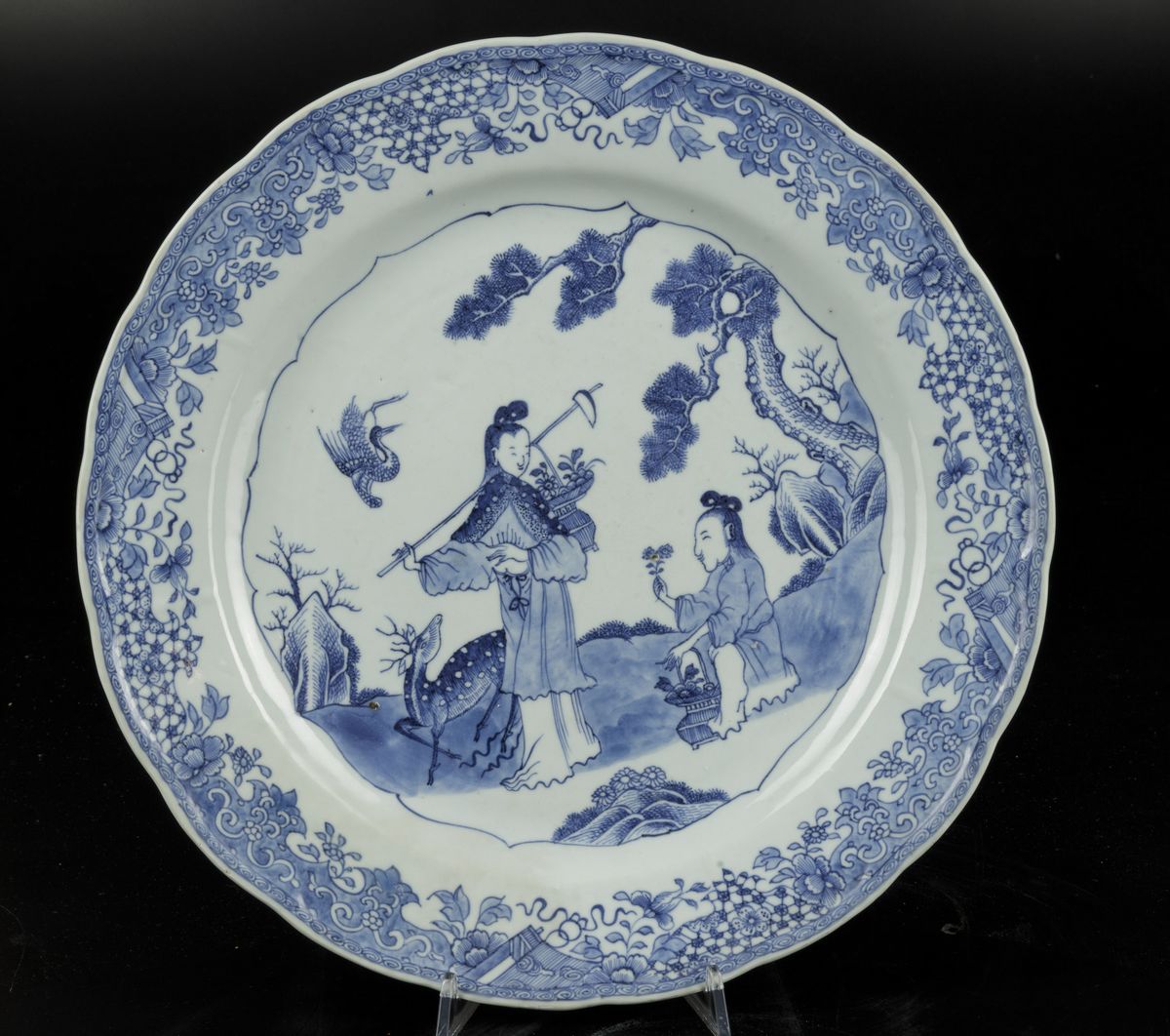 Coppia di Grandi Piatti in Porcellana Bianca e Blu con Figure, Cina, Dinastia Qing, Epoca Qianlon...