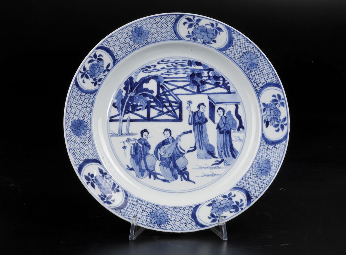 Piatto in Porcellana Bianca e Blu con Scena di Concerto e Decori Floreali Entro Riserve, Cina, Di...