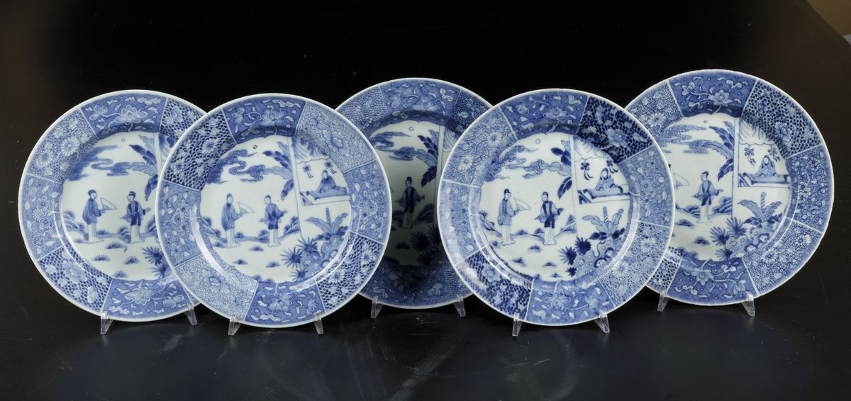 Cinque Piatti in Porcellana Bianca e Blu con Scene di Vita Comune e Decori Floreali, Cina, Dinast...