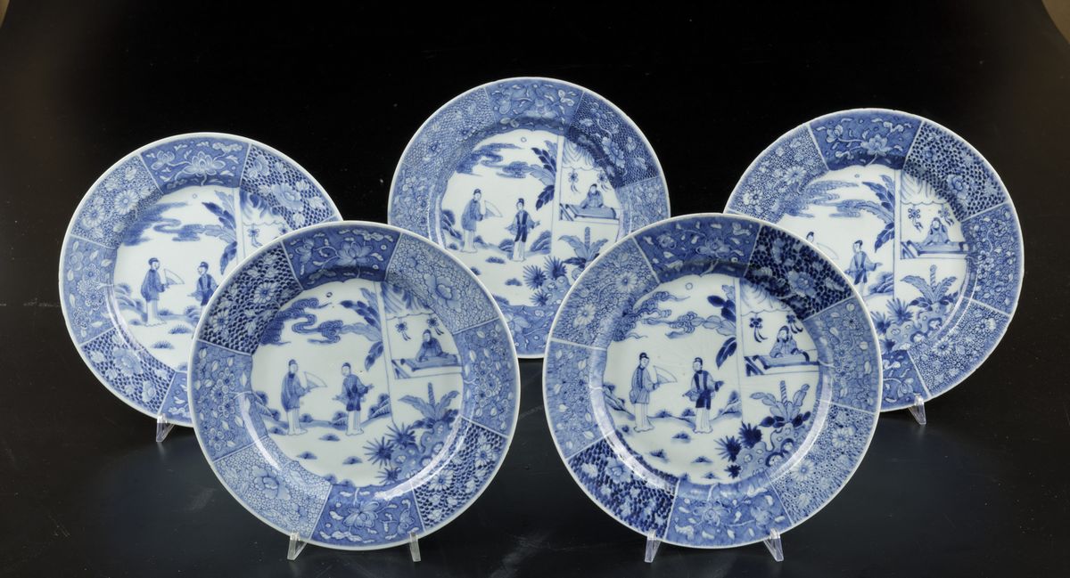 Cinque Piatti in Porcellana Bianca e Blu con Scene di Vita Comune e Decori Floreali, Cina, Dinast...