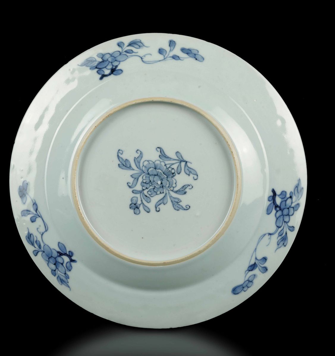 Cinque Piatti in Porcellana Bianca e Blu con Scene di Vita Comune e Decori Floreali, Cina, Dinast...