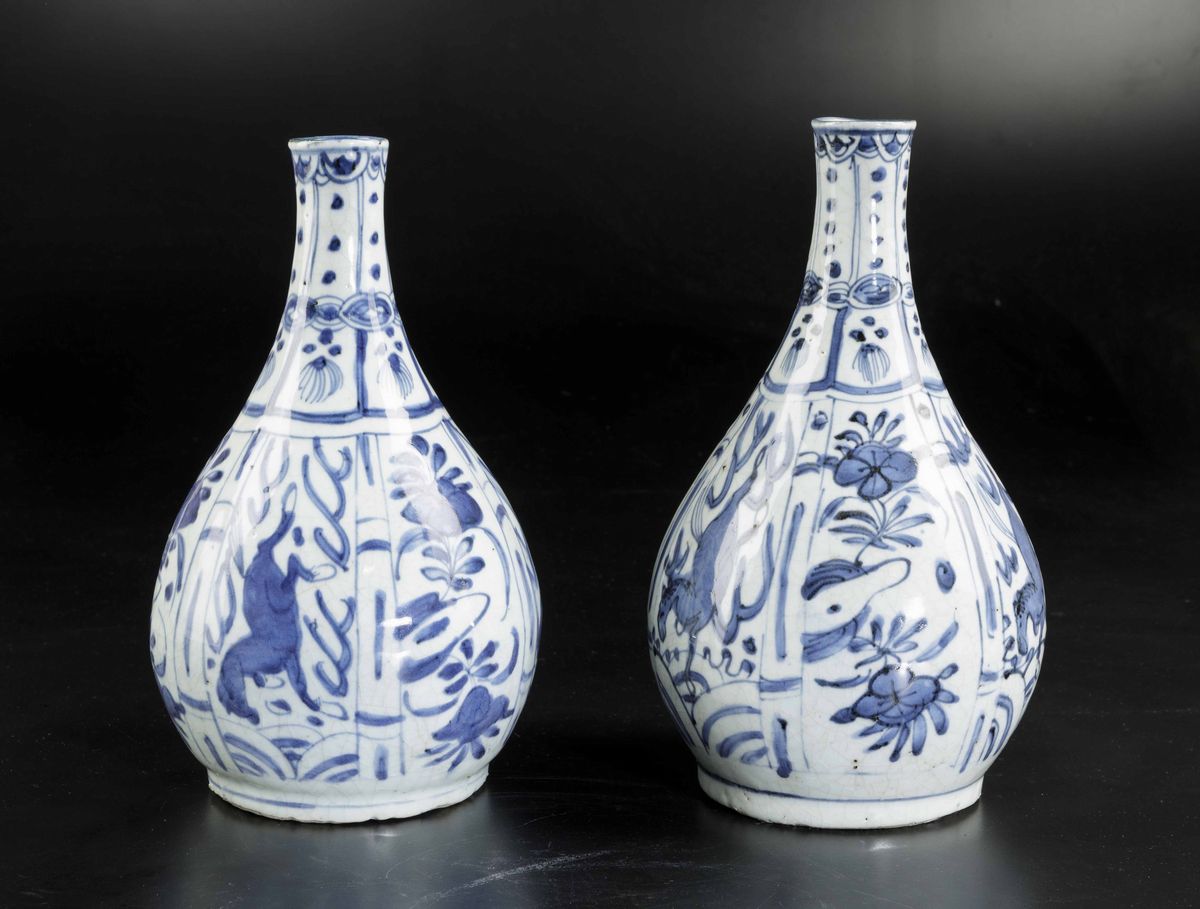 Coppia di Bottiglie in Porcellana Bianca e Blu con Figure di Cavalli e Decori Floreali, Cina, Din...