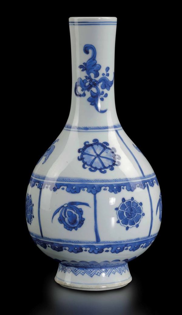 Bottiglia in porcellana bianca e blu con simboli taoisti e decori floreali, Cina, Dinastia Qing, epoca Kangxi (1662-1722)