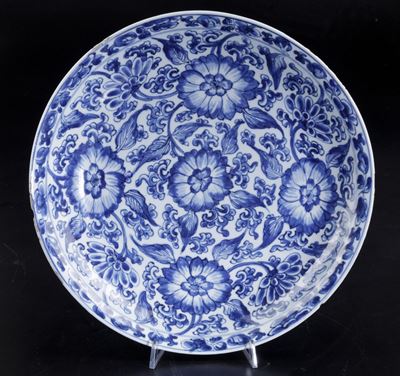 Raro e Grande Piatto in Porcellana Bianca e Blu con Decori Floreali, Cina, Dinastia Qing, Epoca K...