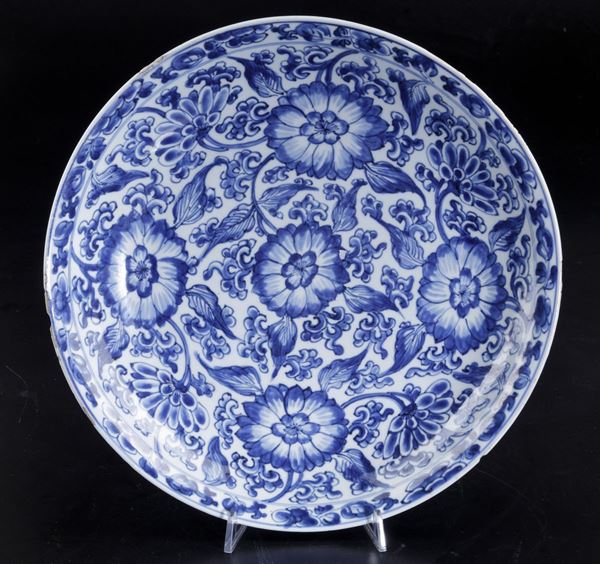 Raro e grande piatto in porcellana bianca e blu con decori floreali, Cina, Dinastia Qing, epoca Kangxi (1662-1722)