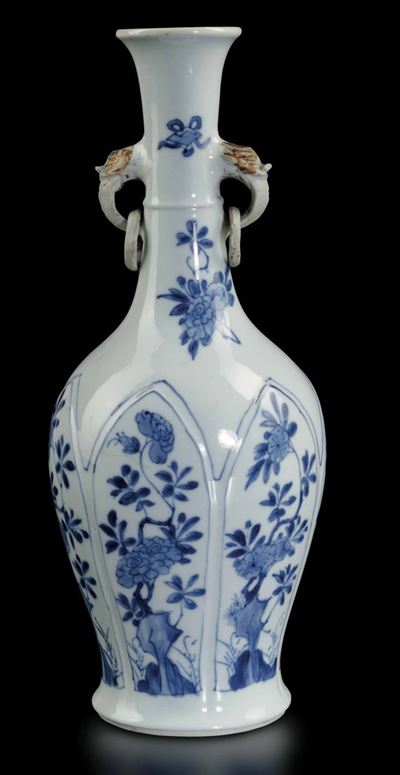 Vaso in Porcellana Bianca e Blu con Decori Floreali e Anse Ad Anello, Cina, Dinastia Qing, Epoca ...
