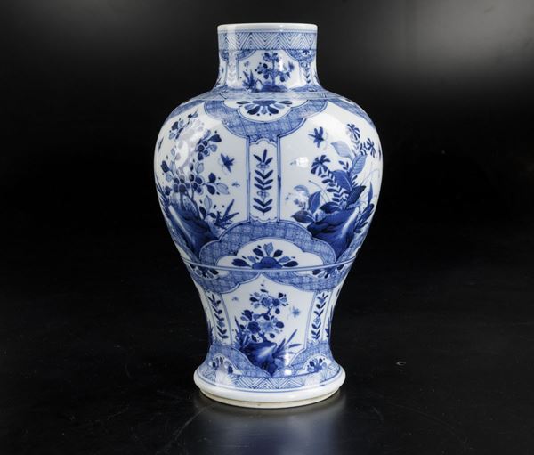 Vaso in porcellana bianca e blu con decori floreali e soggetti naturalistici entro riserve, Cina, Dinastia Qing, epoca Kangxi (1662-1722)