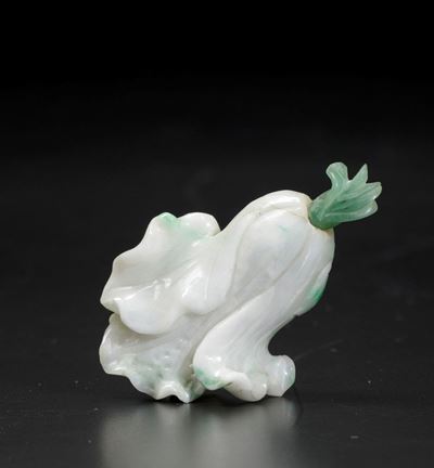 Fiore Scolpito in Giadeite con Sfumature Verde Mela, Cina, Dinastia Qing, XIX Secolo