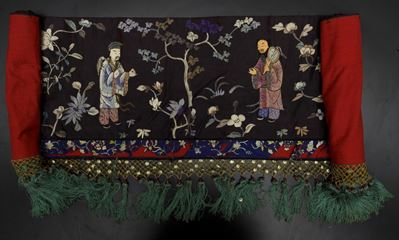 Tessuto in Seta Ricamata Raffigurante Scene di Vita Comune, Cina, Dinastia Qing, XIX Secolo