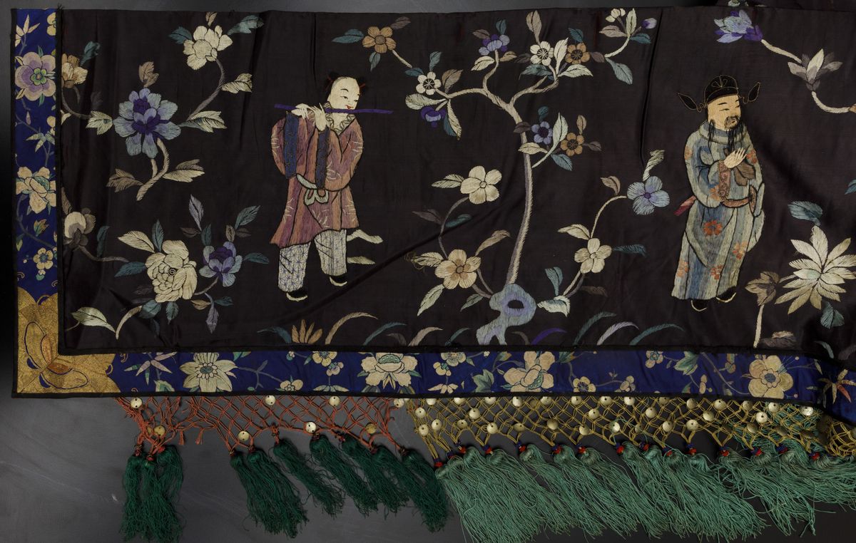 Tessuto in Seta Ricamata Raffigurante Scene di Vita Comune, Cina, Dinastia Qing, XIX Secolo