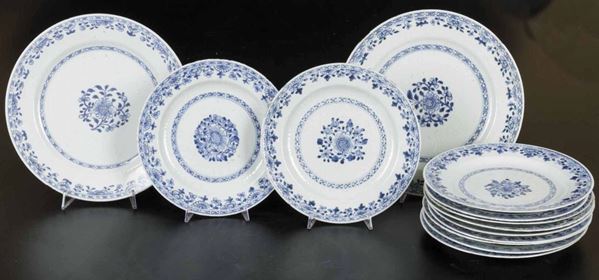 Quattordici piatti in porcellana bianca e blu con decori floreali, Cina, Dinastia Qing, epoca Qianlong (1736-1796)