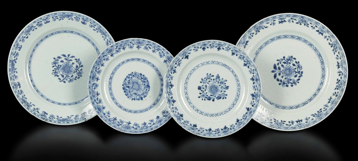 Quattordici Piatti in Porcellana Bianca e Blu con Decori Floreali, Cina, Dinastia Qing, Epoca Qia...