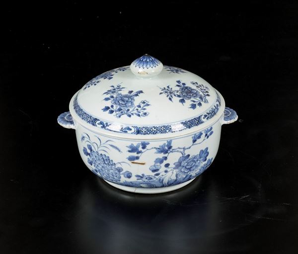 Zuppiera in porcellana bianca e blu con decori floreali, Cina, Dinastia Qing, epoca Qianlong (1736-1796)