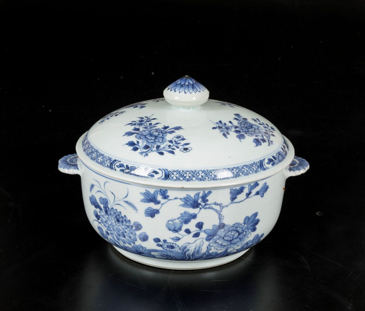 Zuppiera in Porcellana Bianca e Blu con Decori Floreali, Cina, Dinastia Qing, Epoca Qianlong (173...