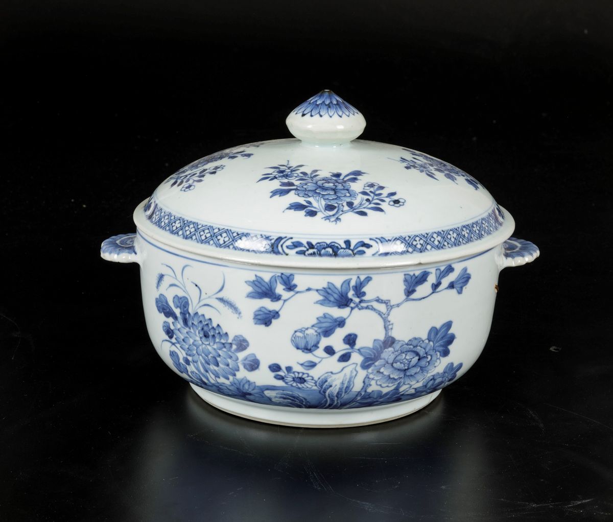 Zuppiera in Porcellana Bianca e Blu con Decori Floreali, Cina, Dinastia Qing, Epoca Qianlong (173...