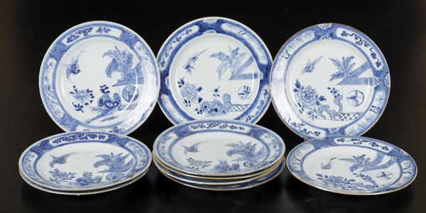 Dieci piatti in porcellana bianca e blu con paesaggi e  decori floreali entro riserve, Cina, Dinastia Qing, epoca Qianlong (1736-1796)