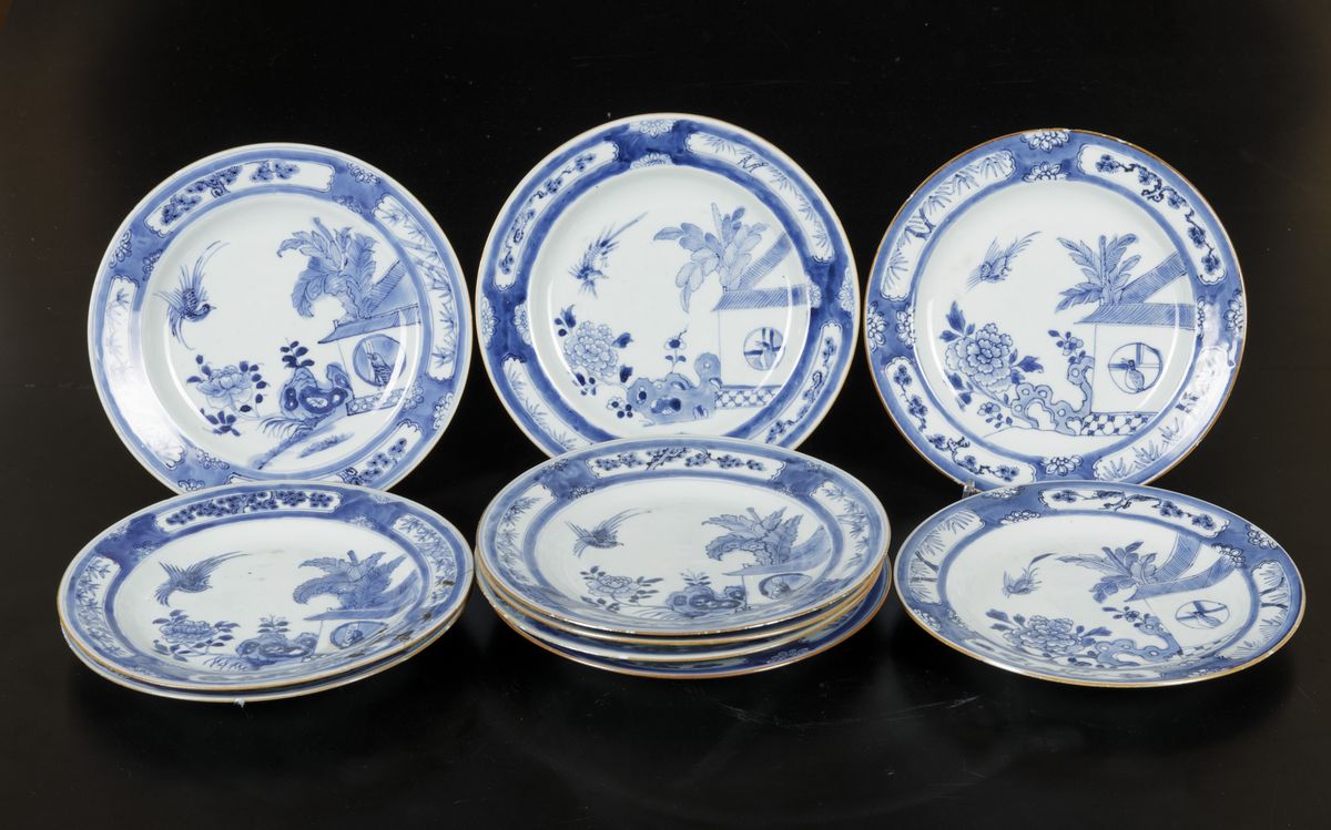 Dieci Piatti in Porcellana Bianca e Blu con Paesaggi e Decori Floreali Entro Riserve, Cina, Dinas...