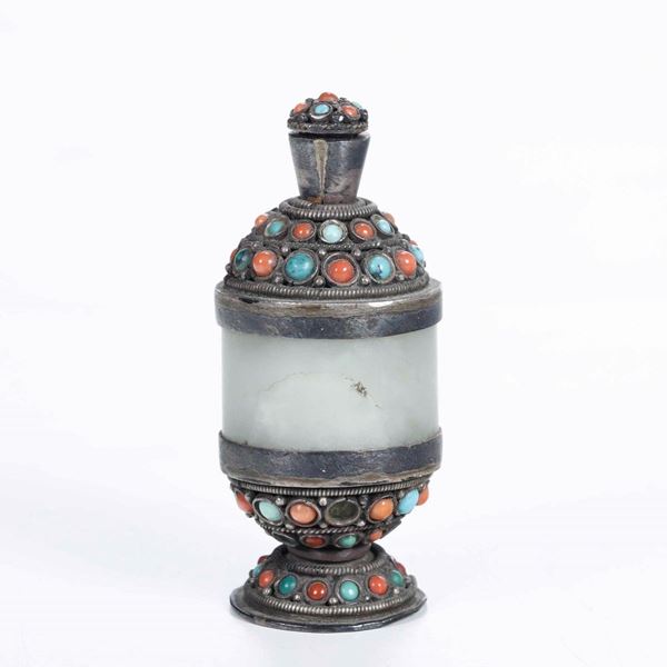 Piccolo contenitore in giada con montatura in argento e innesti di pietre dure, Cina, Dinastia Qing, XIX secolo