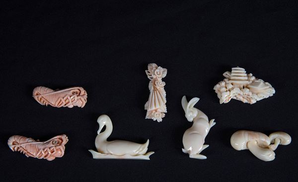 Lotto composto da sette piccoli gruppi scolpiti in corallo raffiguranti animali, Cina, inizi XX secolo
