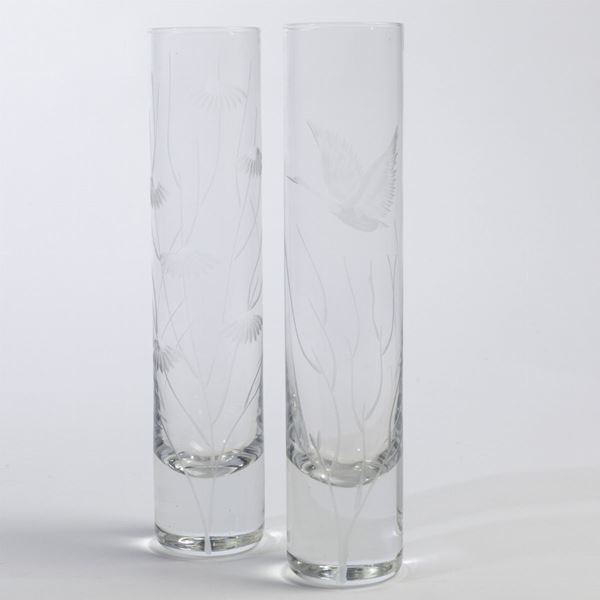 Due vasi in cristallo con incisioni