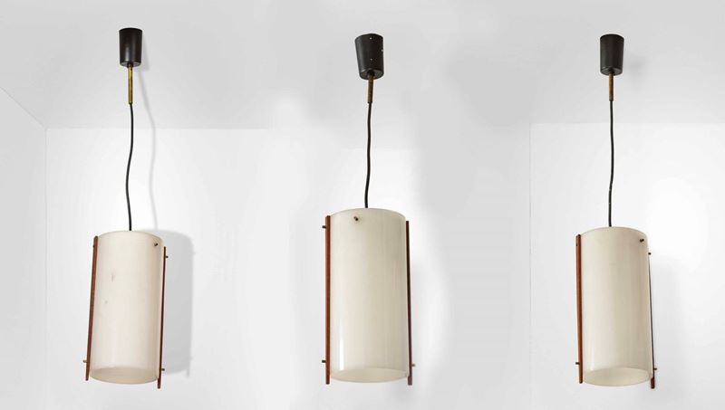 Set di tre lampade a sospensione con struttura in metallo e diffusori in pespex.  - Auction Design Lab - Cambi Casa d'Aste