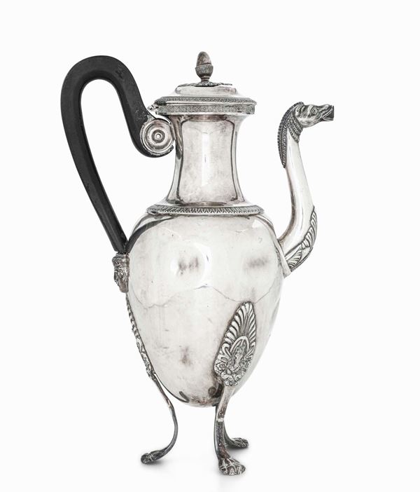Caffettiera in argento fuso, sbalzato e cesellato. Genova prima metà XIX secolo