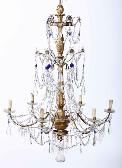Lampadario a Sei Bracci in Legno Intagliato e Dorato e Gocce in Cristallo. XVIII-XIX Secolo