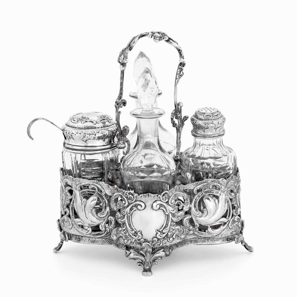 Acetoliera in argento fuso, cesellato e traforato, ampolle in vetro molato. Impero Austro-Ungarico XIX-XX secolo