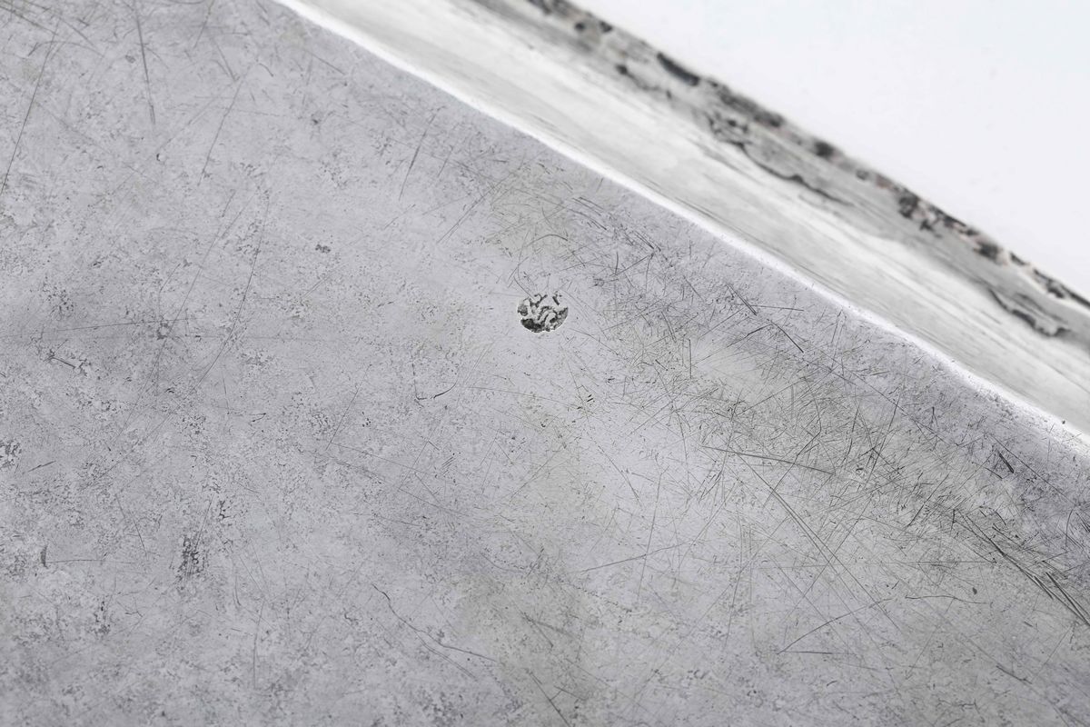 Calamaio in Argento Fuso, Sbalzato e Cesellato. Vassoio Marchio Modena, XIX Secolo Argentieri Gia...
