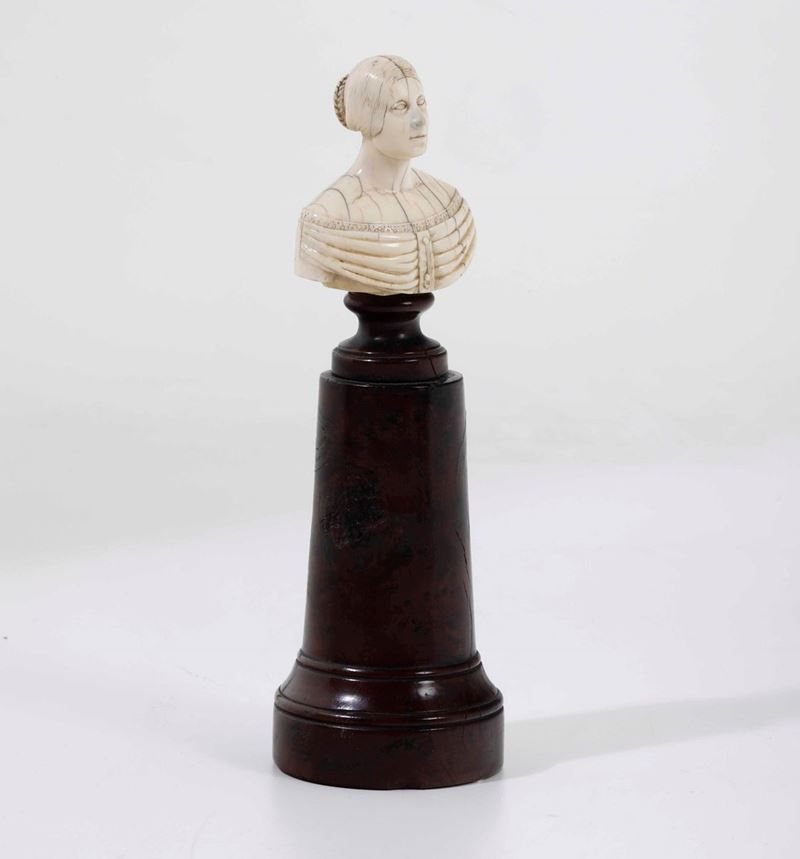 Scultura in avorio raffigurante busto femminile su colonna in radica. Francia XIX secolo  - Auction Timed Auction | Sculpture - Cambi Casa d'Aste