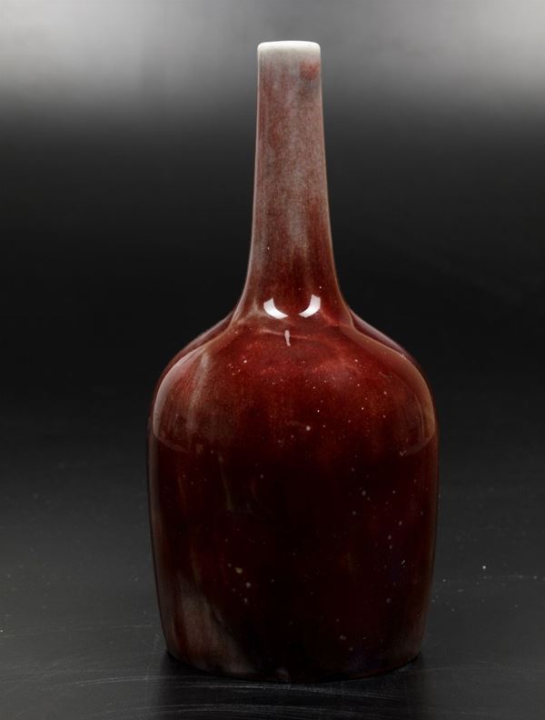 Piccolo vaso in porcellana monocroma color sangue di bue, Cina, XX secolo