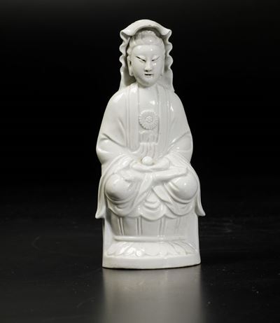 Figura di Guanyin Assisa su Fiore di Loto in Porcellana Blanc De Chine, Cina, Dinastia Qing, XIX ...