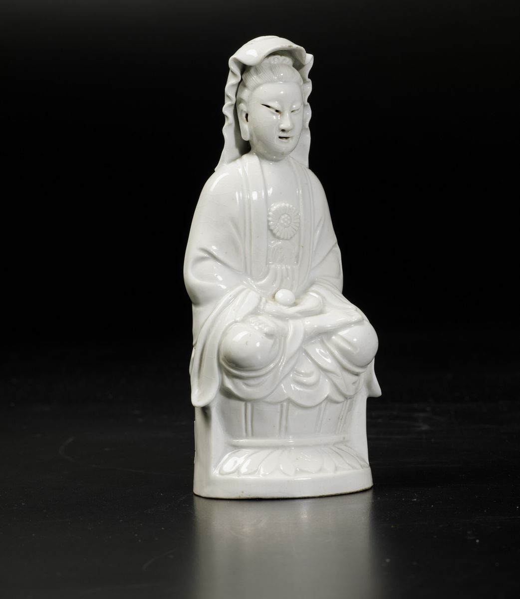 Figura di Guanyin Assisa su Fiore di Loto in Porcellana Blanc De Chine, Cina, Dinastia Qing, XIX ...