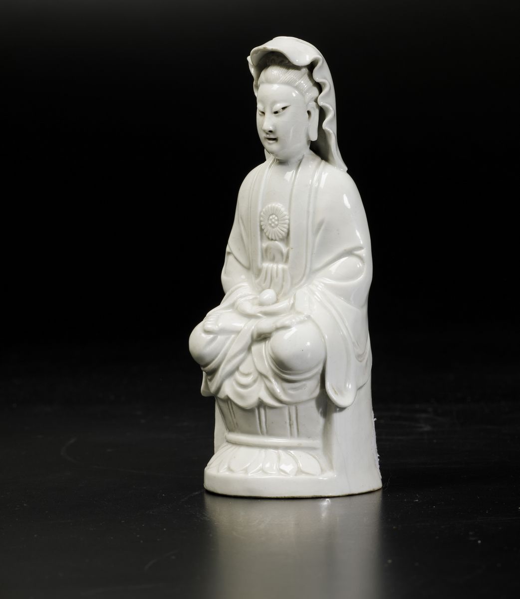 Figura di Guanyin Assisa su Fiore di Loto in Porcellana Blanc De Chine, Cina, Dinastia Qing, XIX ...