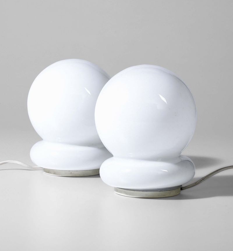 Due lampade da tavolo con struttura in metallo e vetro opalino.  - Asta Design Lab - Cambi Casa d'Aste