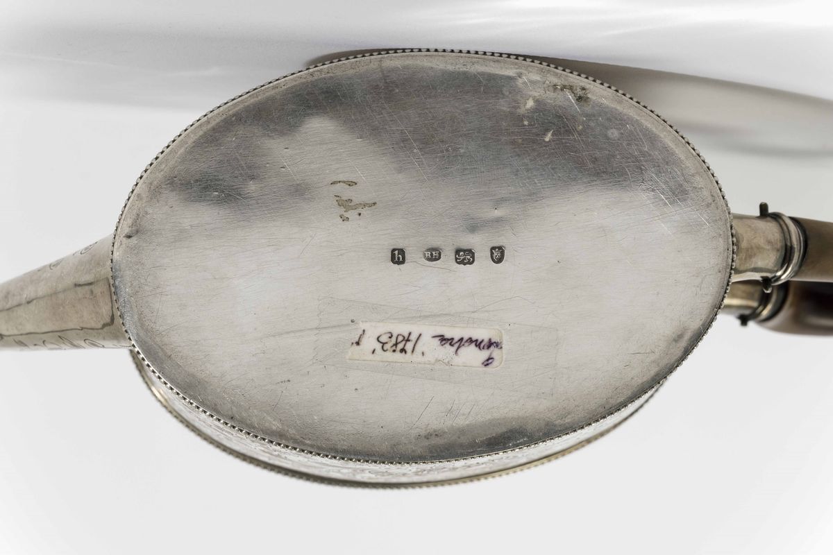 Teiera in Argento Cesellato con Manico in Legno. Londra 1783, Argentiere Robert Hennell
